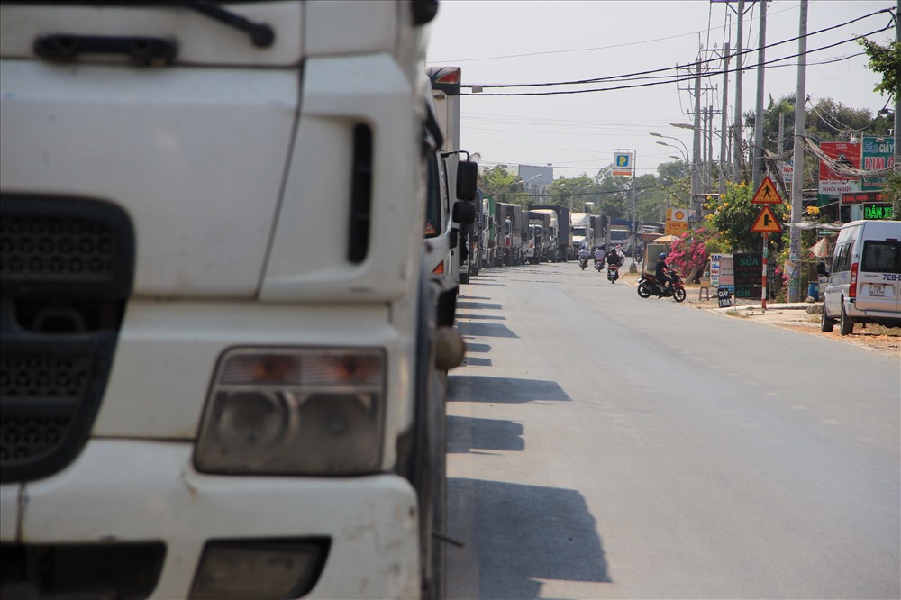 Phía TP. HCM ùn tắc, các phương tiện nối đuôi nhau kéo dài.