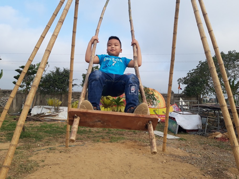 Rất ít trẻ em chơi đu.