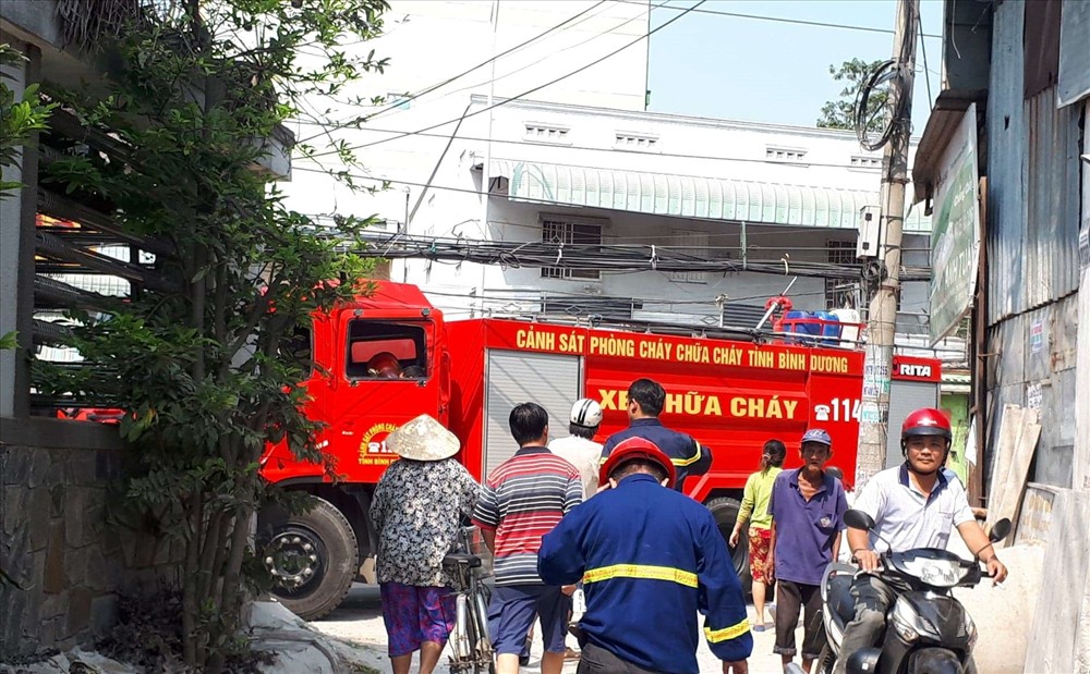 Cảnh sát PCCC Bình Dương điều xe chữa cháy tới hiện trường dập lửa.