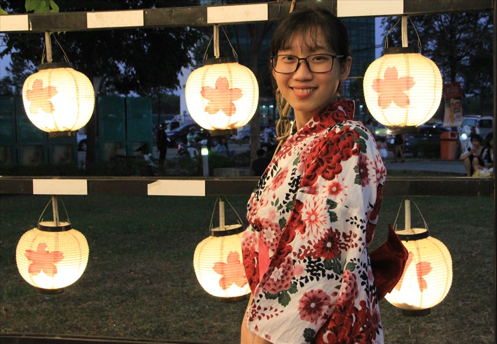 Chụp hình ở con đường treo đèn lồng.