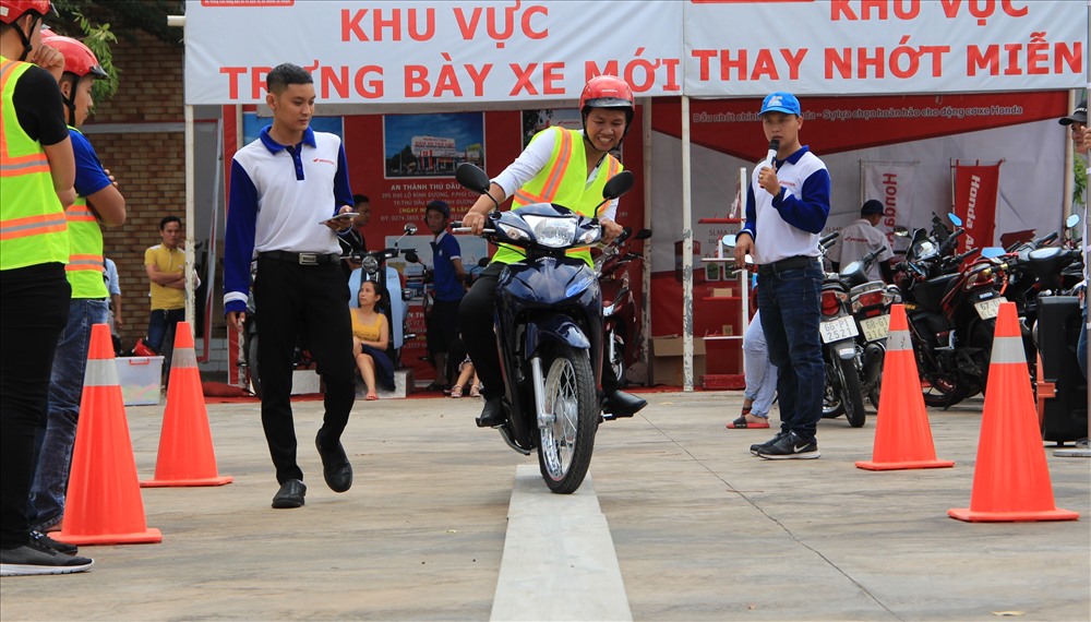 Hướng dẫn kỹ năng lái xe an toàn và sửa xe giúp công nhân khó khăn.