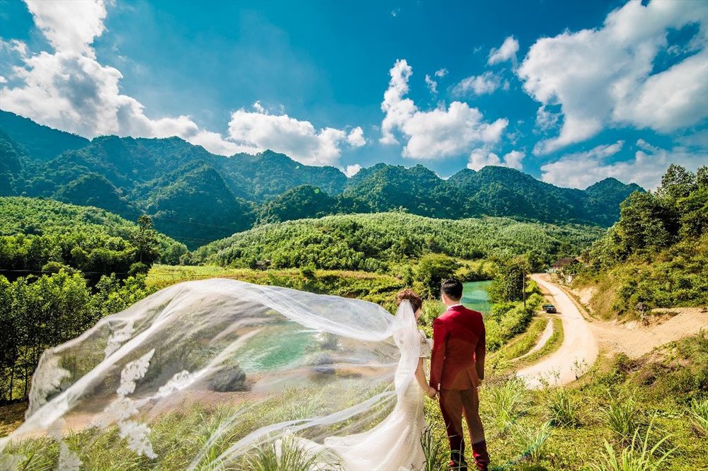 Trước vẻ đẹp sơn thủy hữu tình, nhiều đôi uyên ương đã tìm về đây để chụp ảnh cưới.