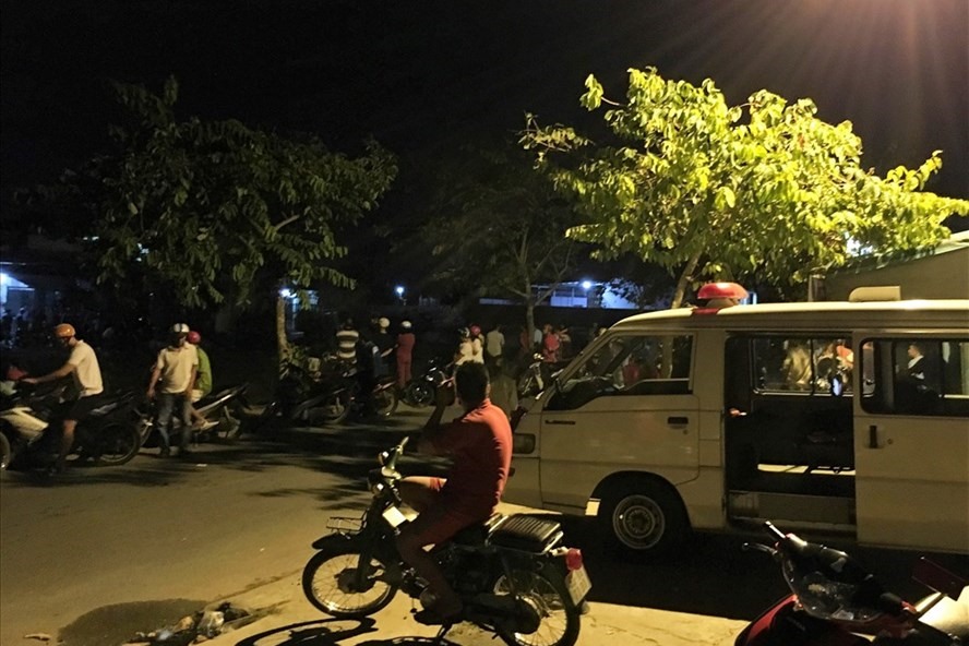 Xe cứu thương tại hiện trường đang bị phong tỏa nghiêm ngặt để phục vụ điều tra vụ án mạng. Ảnh:T.S