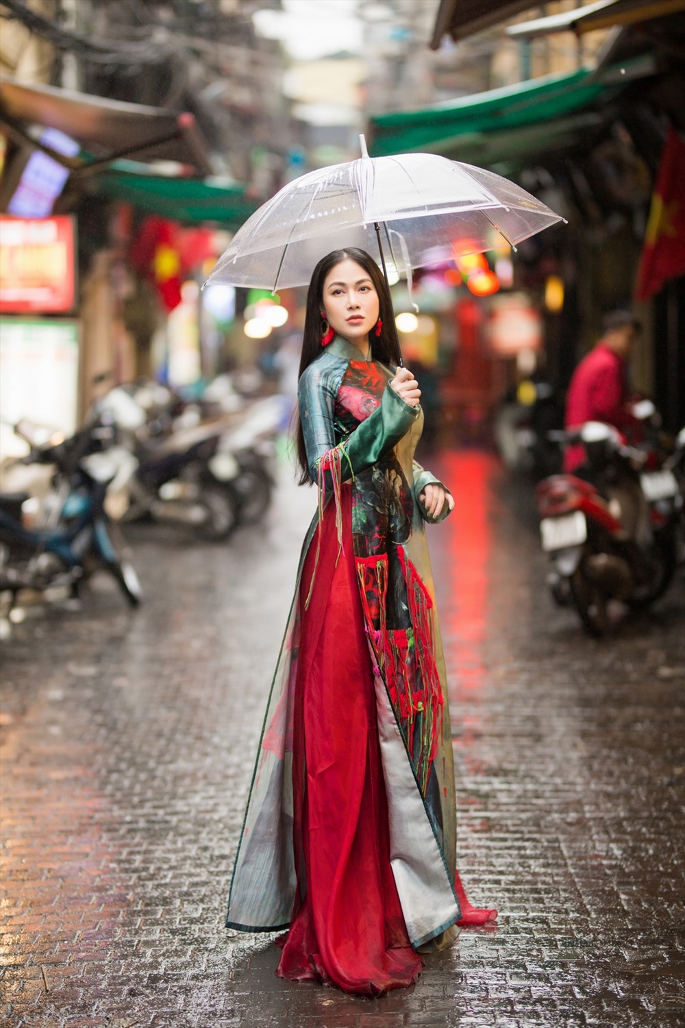 Cô cũng được biết đến là nữ ca sĩ được mọi người quý mến.