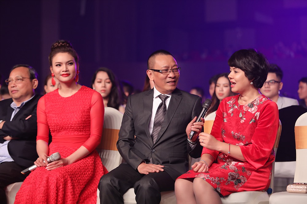 MC Lại Văn Sâm có những giây phút trò chuyện vui vẻ bên đồng nghiệp - MC Diễm Quỳnh. Ảnh: BTC.