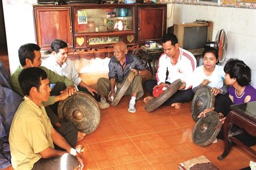 Nghe già làng nói về cồng, chiêng ở xã Thiện Hưng, huyện Bù Gia Mập. Ảnh: P.L