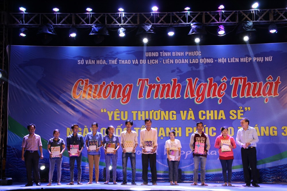 Khen thưởng các gia đình công nhân. Ảnh: S.H