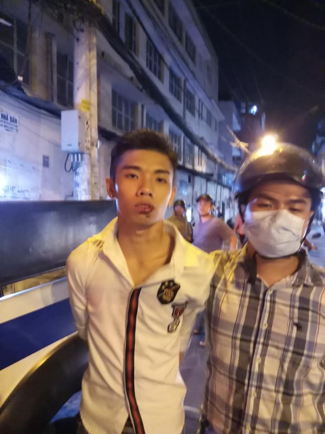 Một tên cướp giật bị các “hiệp sĩ” phối hợp cùng các trinh sát hình sự bắt giữ trên đường Lạc Long Quân (quận Tân Bình) cách đây ít ngày.