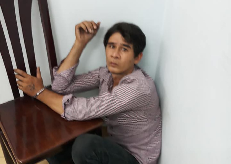 Một đối tượng giật điện thoại sau khi bị bắt.