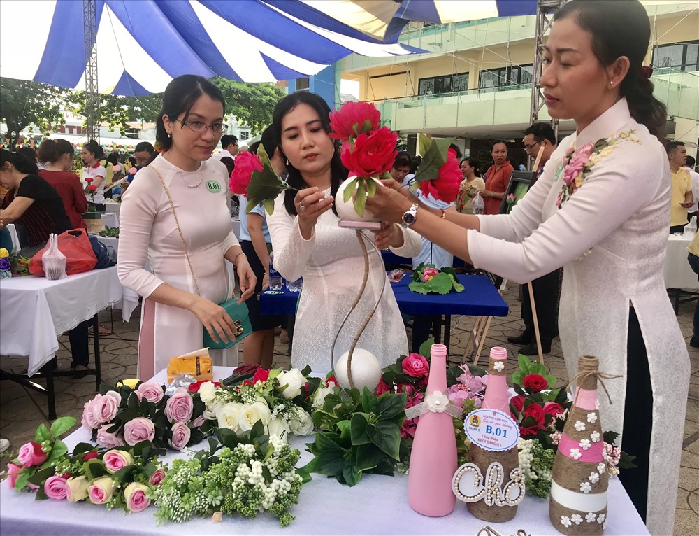 Các sản phẩm hoa sẽ được bán đấu giá gây quỹ chăm lo cho con công nhân khó khăn