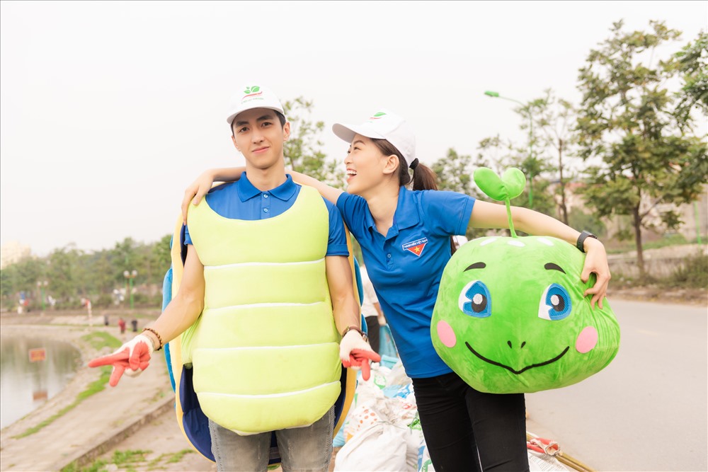 Mặc dù bận rộn công việc, Á hậu Phương Nga và bạn trai vẫn tích cực tham gia “dọn rác” Ảnh: Chí Linh.