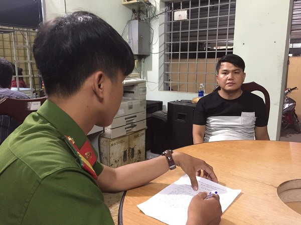 Công an lấy lời khai Đối tượng Lê Tuấn Khanh_Ảnh: CAĐN