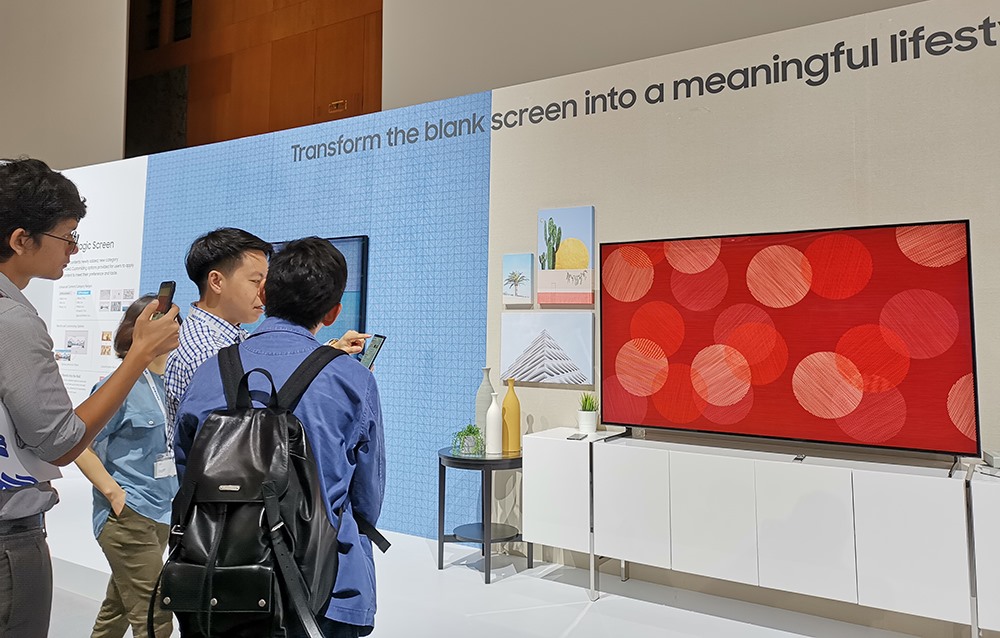 Chế độ Ambient Mode biến màn hình TV QLED thành màn hình trang trí.