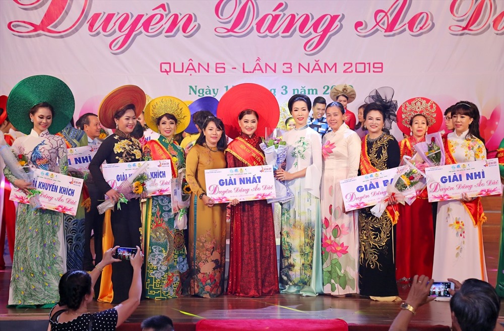 Á hậu trao giải cho những thí sinh xuất sắc nhất.
