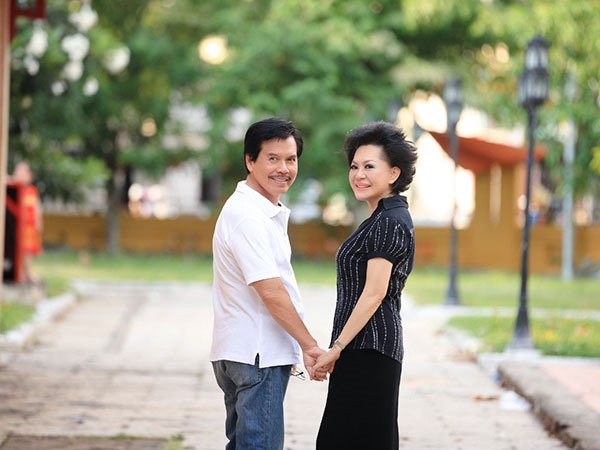 Nữ danh ca Giao Linh hạnh phúc bên ông xã hơn 30 năm qua.