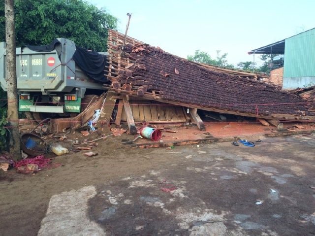 Hình ảnh chiếc xe benz tông sập căn nhà của anh Ký. Ảnh: B.P