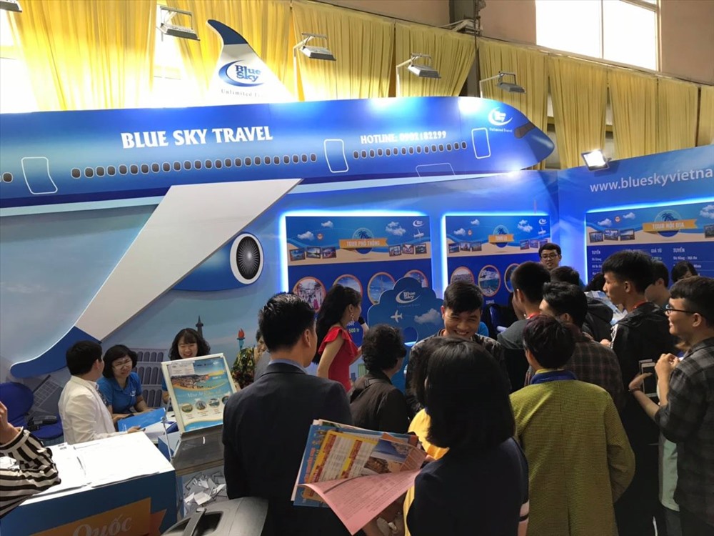 Nhiều khách tham quan tìm hiểu thông tin tại gian hàng trong Hội chợ VITM Hà Nội 2019.