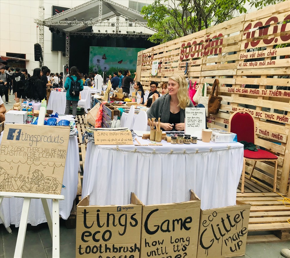 Slogan, logo cũng mang tính chất tuyên truyền mọi người bảo vệ Trái Đất.
