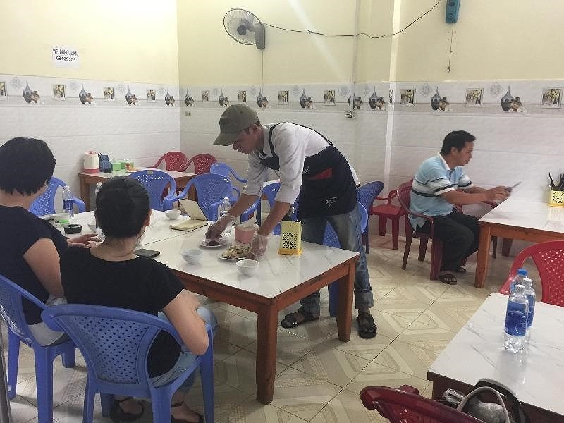 Tại quán bán hủ tiếu của chị Thanh, nhờ được vay vốn từ quỹ đã làm ăn ngày càng phát đạt. Ảnh: C.A