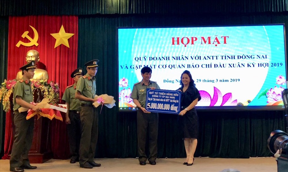 Đại tá Huỳnh Tiến Mạnh - đại diện Hội đồng quản lý quỹ, tiếp nhận 5 tỷ đồng đóng góp từ bà Nguyễn Phương Hằng - CEO Công ty Đại Nam. Ảnh: H.H