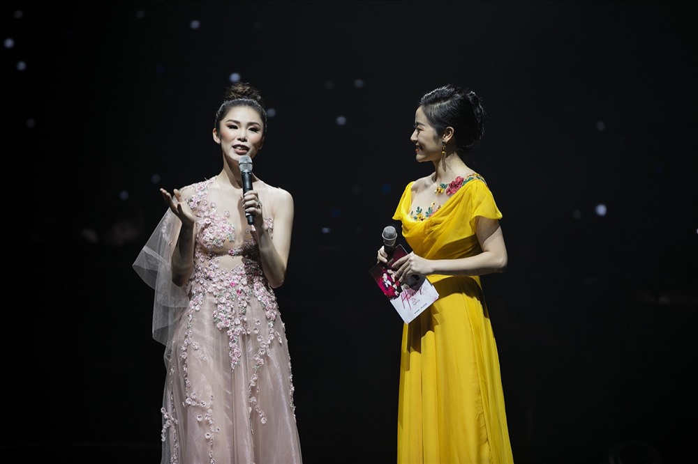 Cô cũng tự tin giao lưu với khán giả bằng tiếng Anh lưu loát.