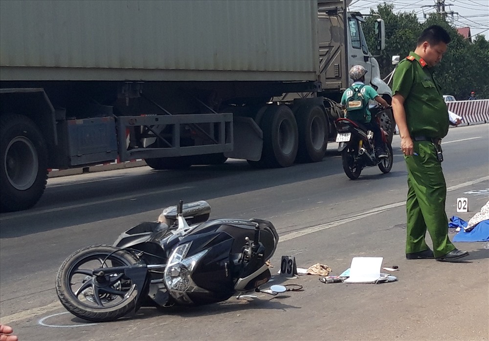 Xe máy nằm ngược chiều với hướng lưu thông.