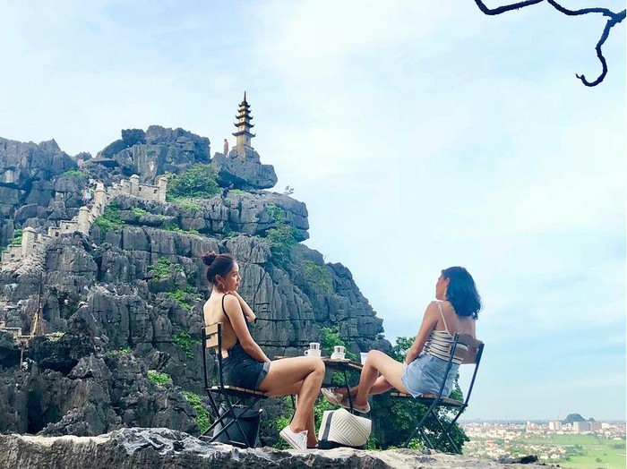 Người đẹp Nguyễn Thị Loan cùng bạn ngắm cảnh mùa vàng khi nhìn xuống dòng Ngô Đồng quanh co