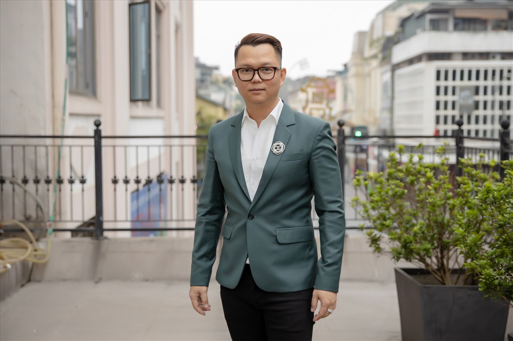 Long Kan sẽ làm đạo diễn chương trình.