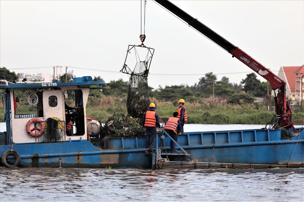 Hàng năm, TPHCM phải bỏ ra số tiền rất lớn để vớt rác, lục bình trên sông, kênh rạch. Ảnh: Trường Sơn