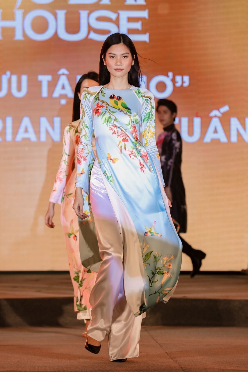 Áo dài của Adrian Anh Tuấn.