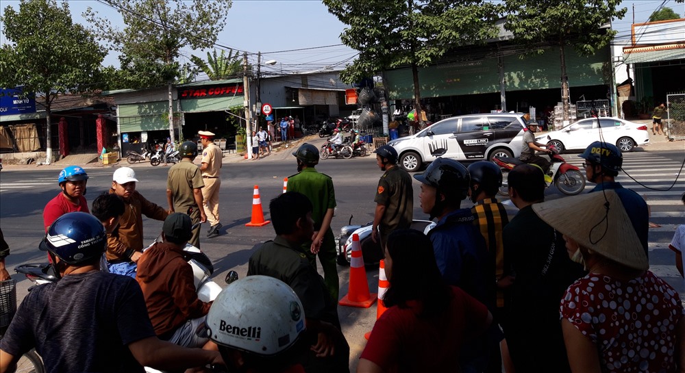 Người dân theo dõi công an xử lý vụ việc.