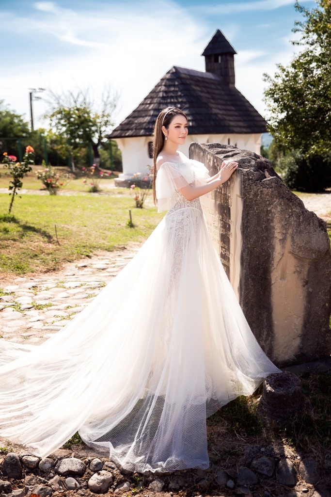 Phong thái thanh lịch và vẻ đẹp vượt thời gian của Grace Kelly cũng từng là hình mẫu cho Lý Nhã Kỳ tiếp thu, học hỏi.