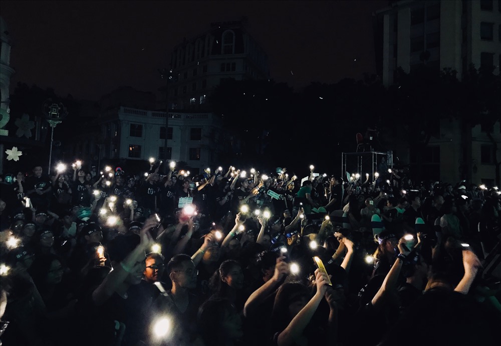 Hàng ngàn các bạn trẻ cùng nhau bật đèn flash tại chương trình.