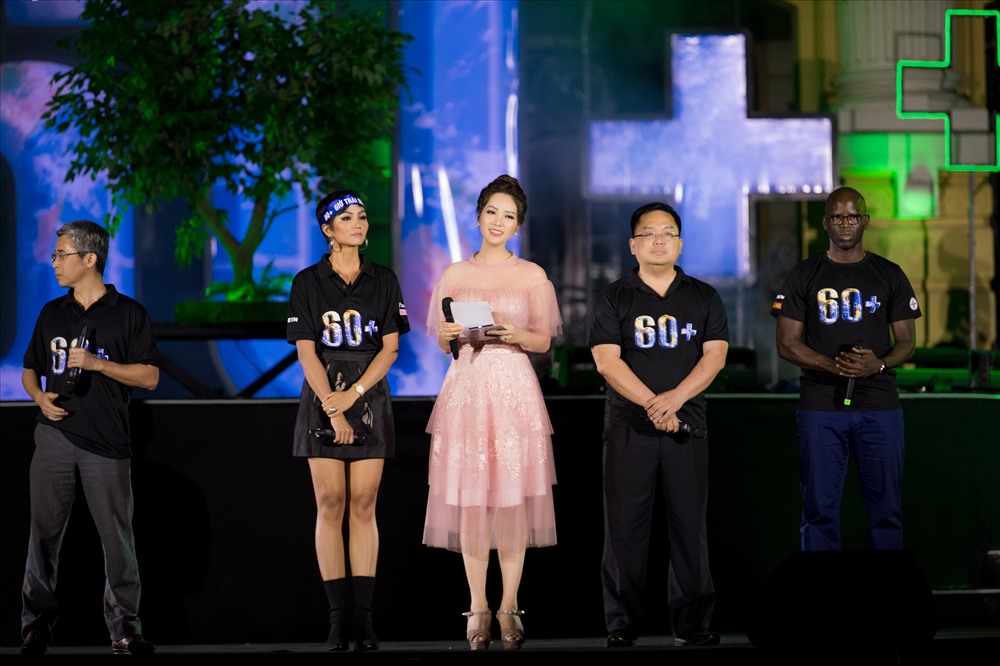 Á hậu Thuỵ Vân ấn tượng bởi sự giản dị, khiêm tốn của Hoa hậu H Hen Niê. Ảnh: NVCC.
