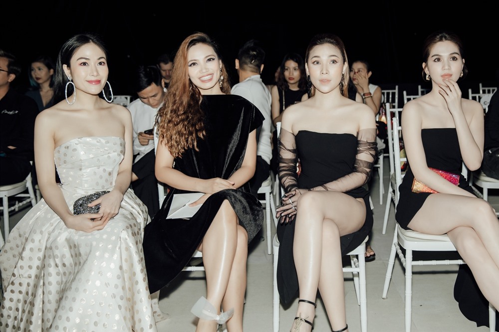 Người đẹp vui vẻ hội ngộ với dàn mỹ nhân Việt, trong đó có “nữ hoàng nội y” Ngọc Trinh (ngoài cùng bên phải) - người đã cho cô nhiều lời khuyên trong cuộc thi sắc đẹp vừa qua.