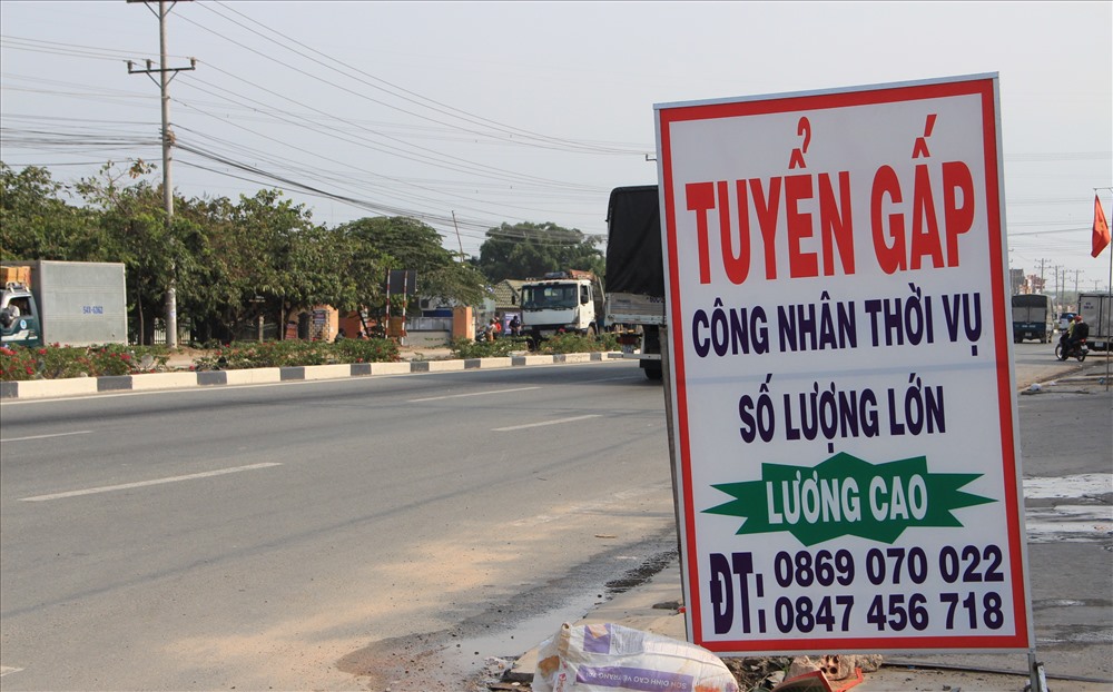 Doanh nghiệp căng băng rôn tuyển dụng ở khắp nơi.