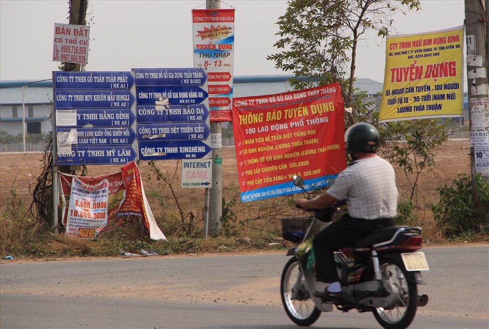 Doanh nghiệp căng băng rôn tuyển dụng ở khắp nơi.