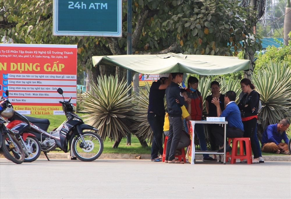 Doanh nghiệp căng băng rôn tuyển dụng ở khắp nơi.