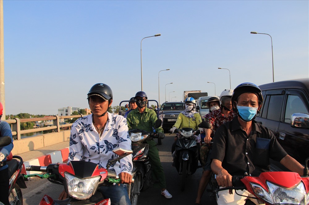 Tai nạn làm giao thông trên cầu cũng như hai đầu cầu của TP. HCM và Bình Dương ùn tắc kéo dài.