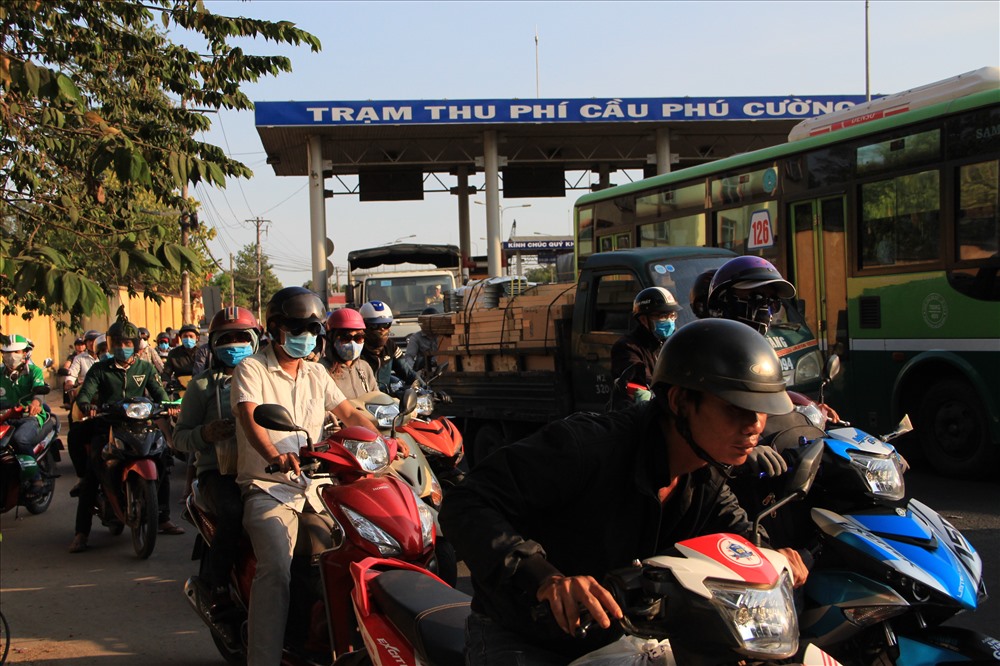Tai nạn làm giao thông trên cầu cũng như hai đầu cầu của TP. HCM và Bình Dương ùn tắc kéo dài.