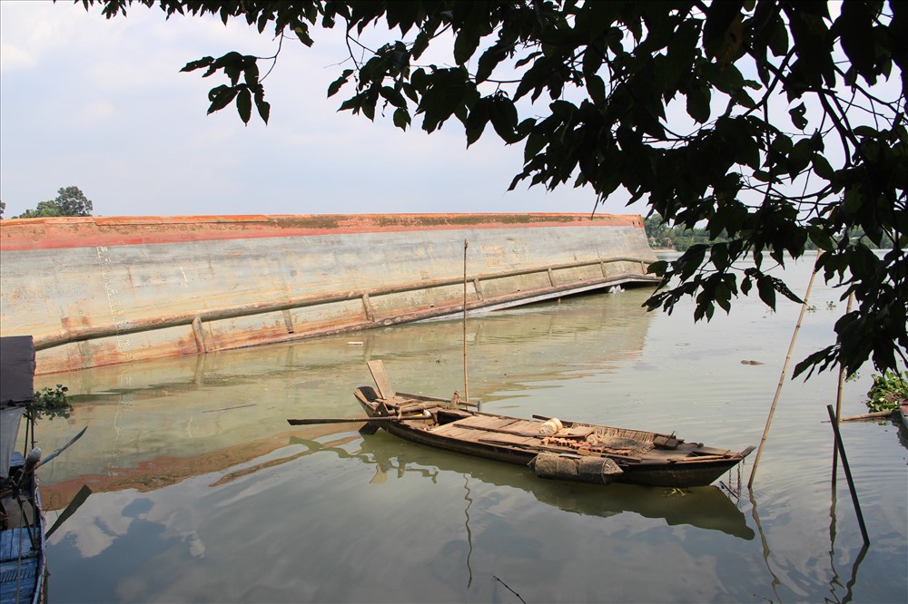 Hiện trường vụ lật sà lan.