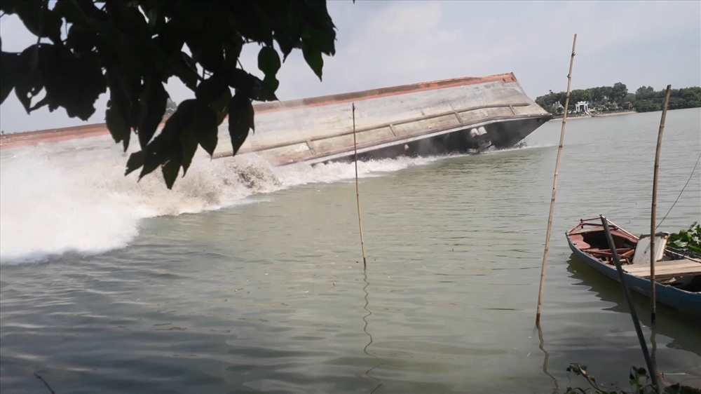 Thời điểm sà lan bị lật úp.
