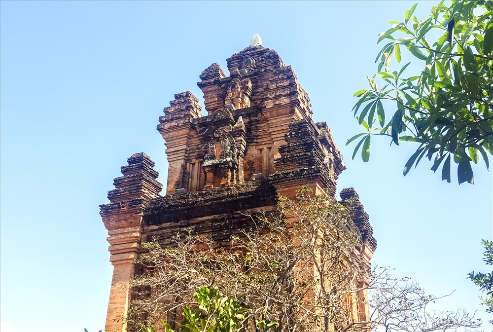 Tháp Nhạn gồm ba phần theo quan niệm của người Chăm, đó là: trần tục, tâm linh và thần linh.
