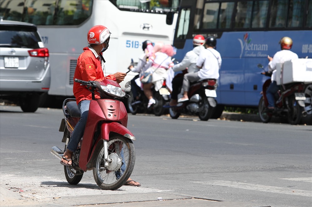 Khi được hỏi, nhiều tài xế xe ôm cho rằng họ rất ngại khi phải đón khách vào đêm, rạng sáng về các quận huyện vùng ven. Ảnh: Minh họa/T.S