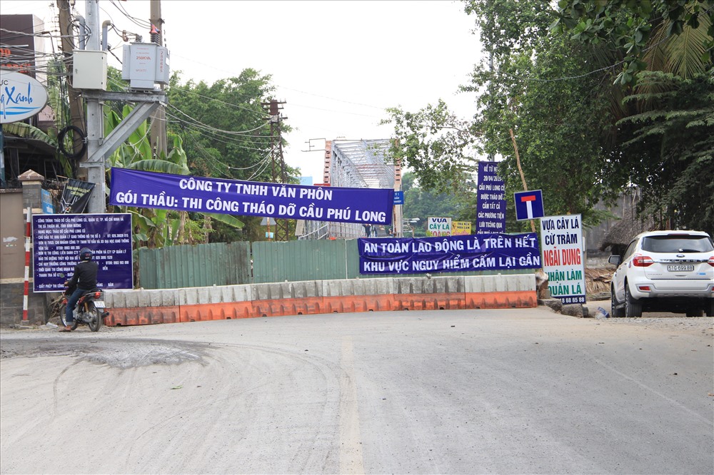 Đơn vị thi công tháo dỡ rào chắn đầu cầu phía Bình Dương.