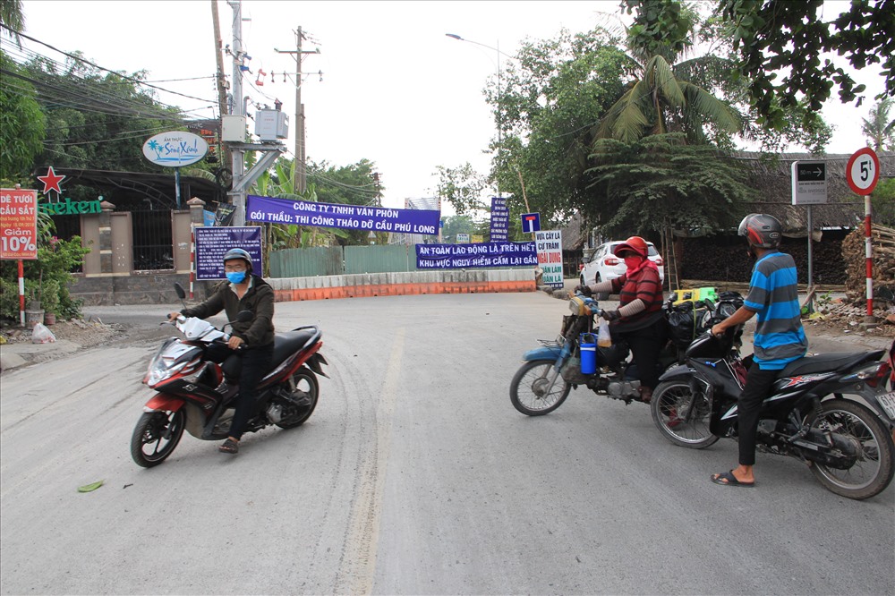 Nhiều người không biết cây cầu tháo dỡ vẫn đi con đường này qua quận 12, TP.HCM phải quay đầu đi đường khác.