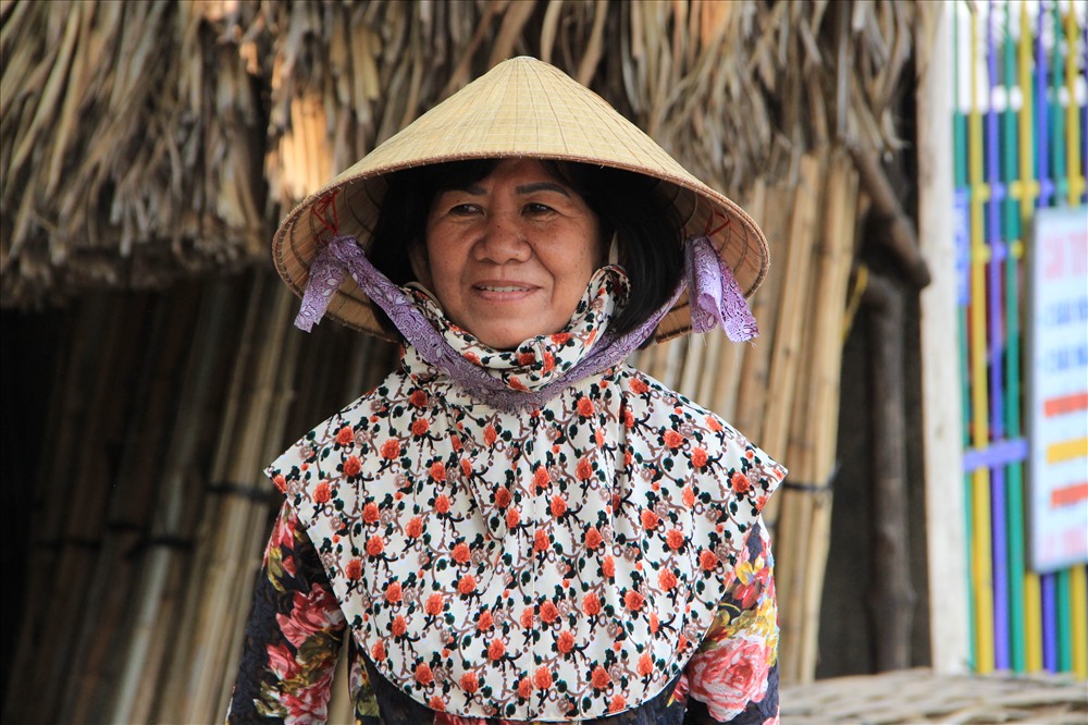 “Sau này không còn được đi qua cầu, cũng không được nhìn thấy cây cầu trăm tuổi nữa” – cô Tư Xuyến (60 tuổi, ngụ Bình Dương) ngậm ngùi chia sẻ.