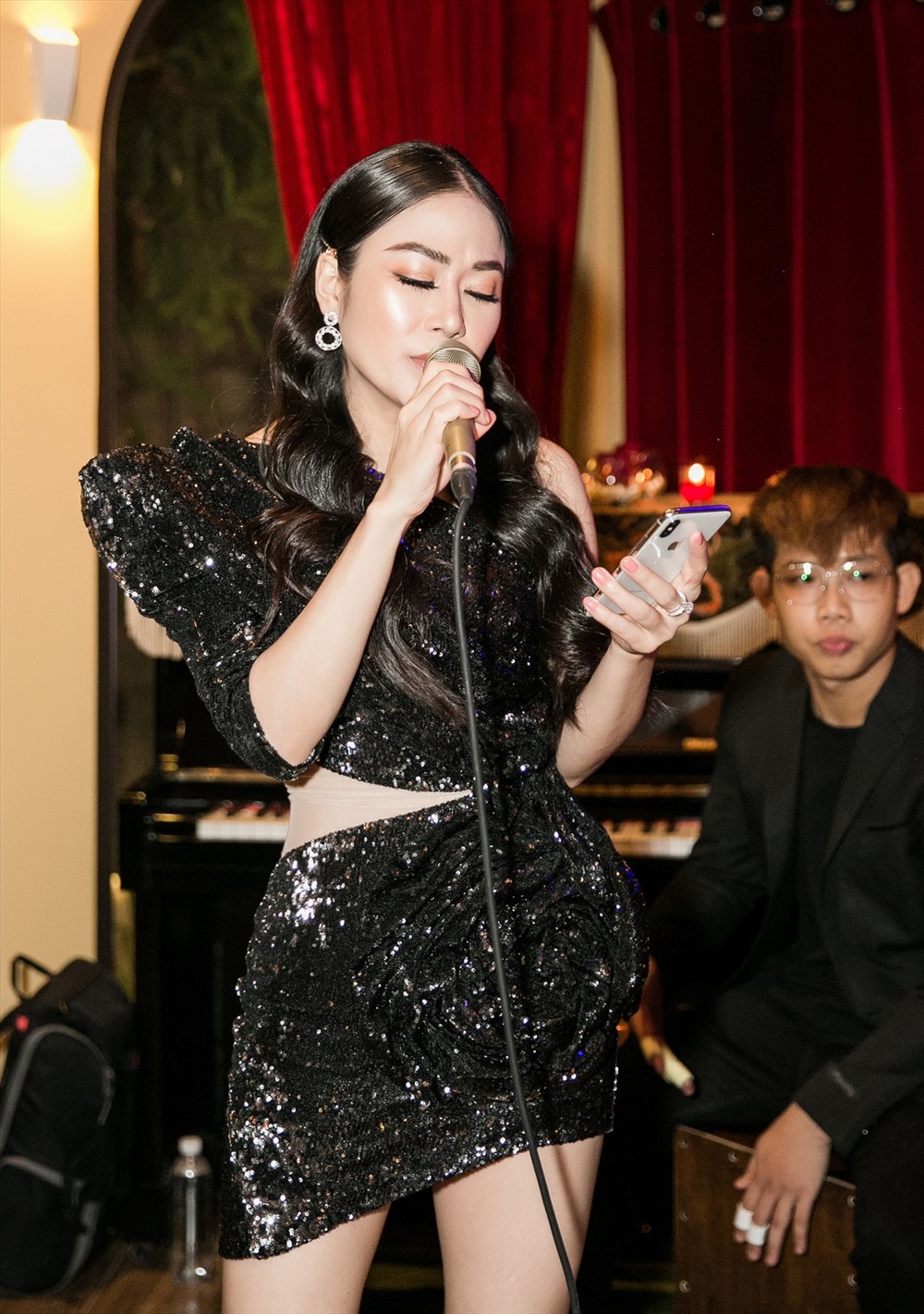 Tuyết Nga cũng trình diễn một số ca khúc. Lợi thế về ca sĩ giúp người đẹp xứ Thanh hướng đến hình ảnh một nghệ sĩ giải trí đa năng, có thể đáp ứng được nhiều công việc, lĩnh vực khác nhau.