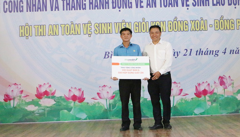 Đại diện Công ty MCredit trao qùa tặng tượng trưng cho CNLĐ. Ảnh: S.H