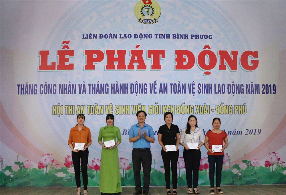 Trao quà tặng cho các CNLĐ tiêu biểu tại Lễ phát động. Ảnh: S.H